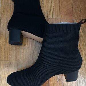 Elegant Black Ribbed Ankle Boots